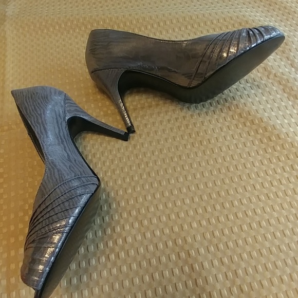 New. Adrianna Papell heels. - Picture 3 of 6
